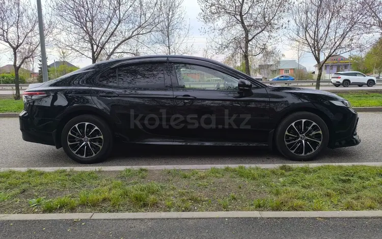 Toyota Camry 2023 года за 16 400 000 тг. в Алматы
