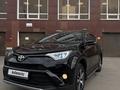 Toyota RAV4 2018 года за 9 900 000 тг. в Астана