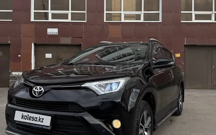 Toyota RAV4 2018 года за 9 900 000 тг. в Астана