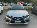 Toyota Camry 2021 года за 10 500 000 тг. в Актобе – фото 2