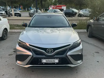 Toyota Camry 2021 года за 10 500 000 тг. в Актобе – фото 2