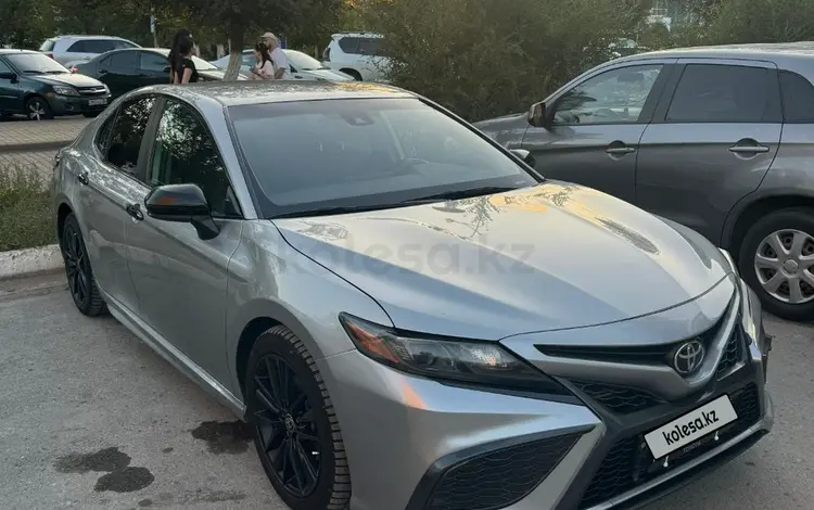 Toyota Camry 2021 года за 10 500 000 тг. в Актобе
