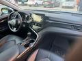 Toyota Camry 2021 года за 10 500 000 тг. в Актобе – фото 4