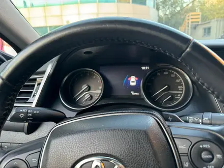Toyota Camry 2021 года за 10 500 000 тг. в Актобе – фото 6
