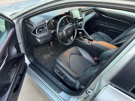 Toyota Camry 2021 года за 10 500 000 тг. в Актобе – фото 5