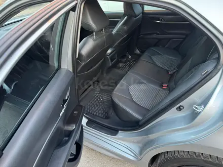Toyota Camry 2021 года за 10 500 000 тг. в Актобе – фото 8