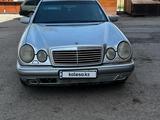 Mercedes-Benz E 230 1997 года за 1 500 000 тг. в Астана – фото 2