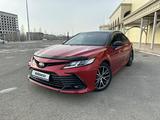 Toyota Camry 2021 года за 15 500 000 тг. в Алматы – фото 2