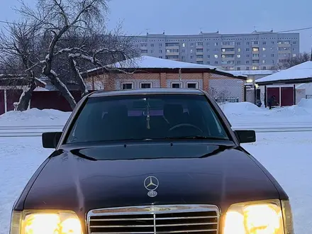 Mercedes-Benz E 220 1994 года за 1 800 000 тг. в Семей – фото 2