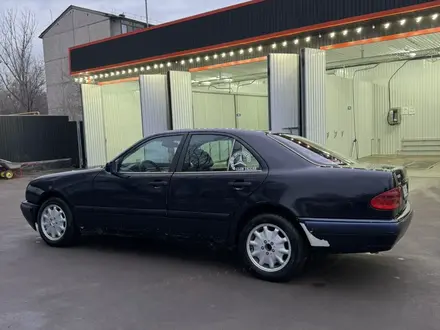 Mercedes-Benz E 230 1997 года за 2 450 000 тг. в Талгар – фото 2