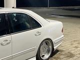 Mercedes-Benz E 320 2002 годаfor4 000 000 тг. в Атырау – фото 5