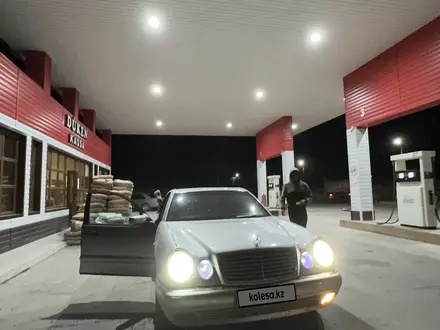 Mercedes-Benz E 230 1997 года за 2 000 000 тг. в Шымкент – фото 4