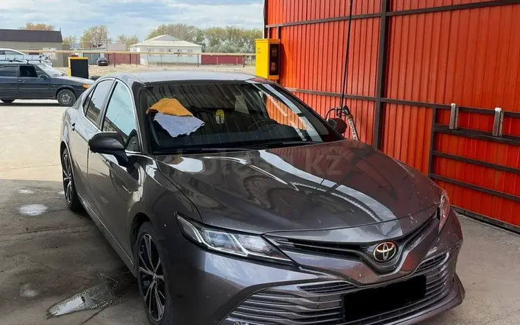 Toyota Camry 2018 года за 10 300 000 тг. в Атырау