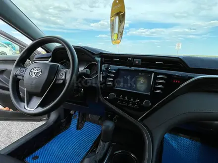 Toyota Camry 2018 года за 10 300 000 тг. в Атырау – фото 6