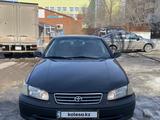 Toyota Camry 2000 года за 3 500 000 тг. в Атырау – фото 2