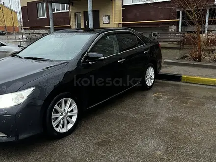 Toyota Camry 2013 года за 8 100 000 тг. в Актобе – фото 2