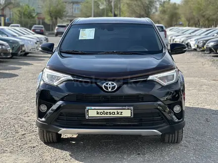 Toyota RAV4 2017 года за 11 990 000 тг. в Актобе – фото 2