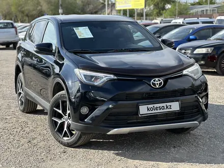 Toyota RAV4 2017 года за 11 990 000 тг. в Актобе – фото 3