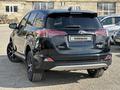 Toyota RAV4 2017 года за 11 990 000 тг. в Актобе – фото 4
