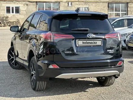 Toyota RAV4 2017 года за 11 990 000 тг. в Актобе – фото 4