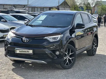 Toyota RAV4 2017 года за 11 990 000 тг. в Актобе