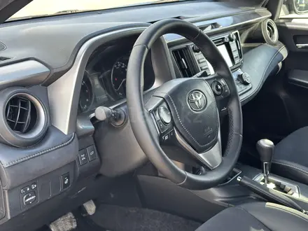 Toyota RAV4 2017 года за 11 990 000 тг. в Актобе – фото 12