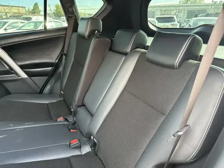 Toyota RAV4 2017 года за 11 990 000 тг. в Актобе – фото 11