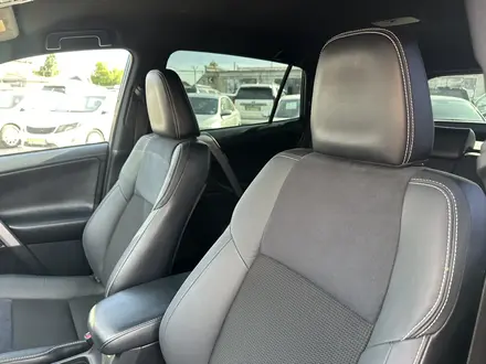 Toyota RAV4 2017 года за 11 990 000 тг. в Актобе – фото 13