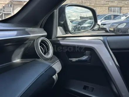 Toyota RAV4 2017 года за 11 990 000 тг. в Актобе – фото 19