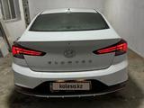 Hyundai Elantra 2019 года за 8 600 000 тг. в Актобе – фото 4