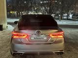 Toyota Camry 2021 года за 10 800 000 тг. в Алматы – фото 2