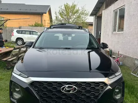 Hyundai Santa Fe 2019 года за 17 000 000 тг. в Алматы