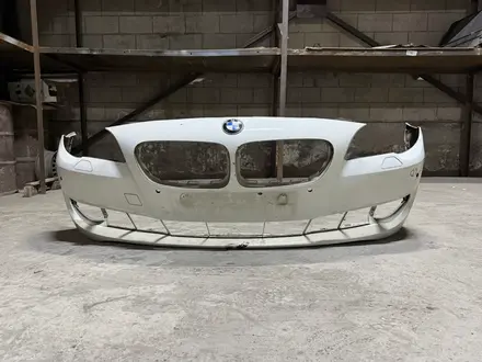 Передний бампер BMW 5 Series F10 (привозной) за 90 000 тг. в Алматы