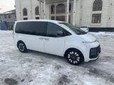 Hyundai Staria 2022 годаүшін17 500 000 тг. в Алматы – фото 2