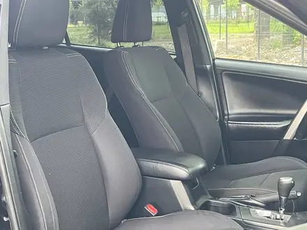 Toyota RAV4 2018 года за 8 770 000 тг. в Алматы – фото 16