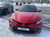 Toyota Camry 2022 года за 18 500 000 тг. в Астана – фото 2