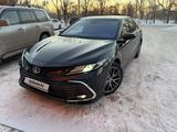 Toyota Camry 2023 года за 16 700 000 тг. в Актобе – фото 2