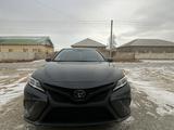 Toyota Camry 2018 года за 8 800 000 тг. в Жанаозен – фото 2