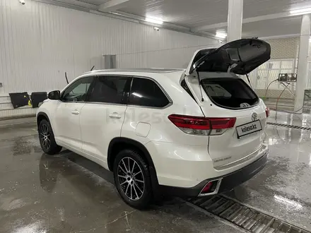 Toyota Highlander 2019 года за 25 000 000 тг. в Атырау – фото 2