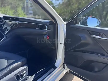 Toyota Camry 2020 года за 12 250 000 тг. в Караганда – фото 16