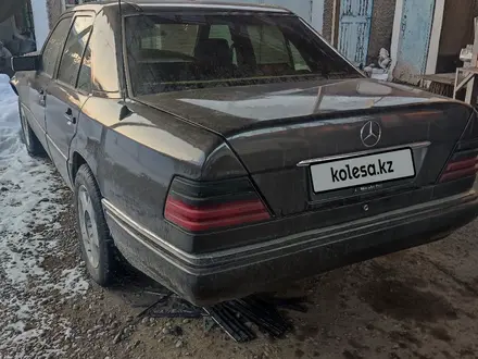 Mercedes-Benz E 200 1993 года за 800 000 тг. в Есик