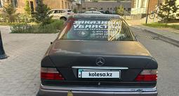 Mercedes-Benz E 220 1993 года за 950 000 тг. в Шымкент – фото 2