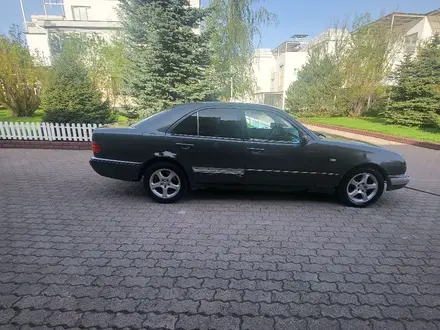 Mercedes-Benz E 240 1998 года за 2 200 000 тг. в Алматы – фото 3