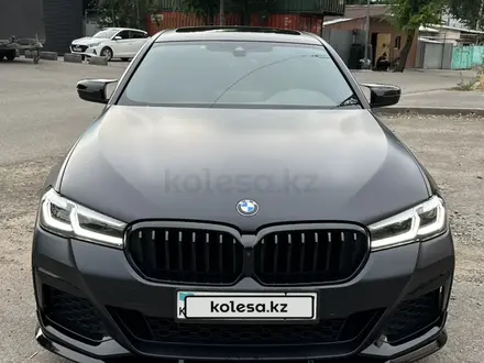 BMW 530 2022 года за 29 700 000 тг. в Алматы – фото 4