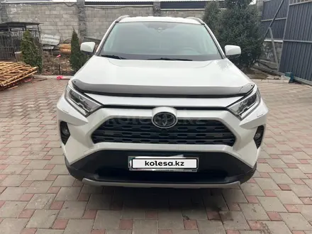 Toyota RAV4 2021 года за 23 000 000 тг. в Алматы