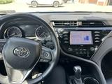 Toyota Camry 2020 года за 10 950 000 тг. в Атырау – фото 2