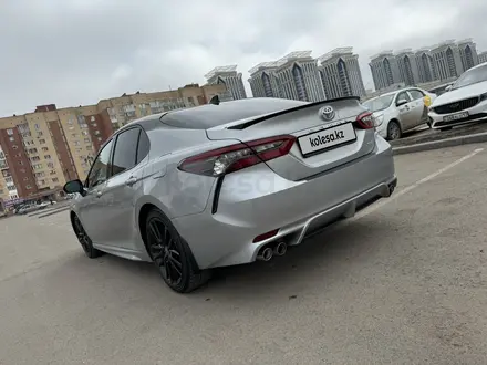 Toyota Camry 2022 года за 14 150 000 тг. в Астана – фото 20