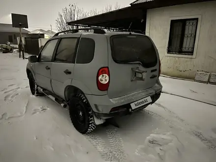 Chevrolet Niva 2011 года за 1 700 000 тг. в Атырау – фото 4