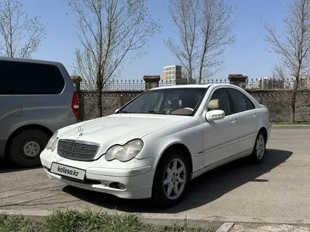 Mercedes-Benz C 240 2001 года за 3 150 000 тг. в Астана – фото 2