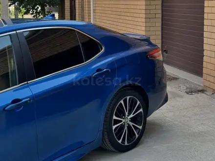 Toyota Camry 2019 года за 8 990 000 тг. в Актобе – фото 7